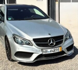 Con las placas provisionales amarillas no se puede circular fuera de Alemania. Aún así hay quien las usa para traer los coches a España. Imprudencia absoluta.