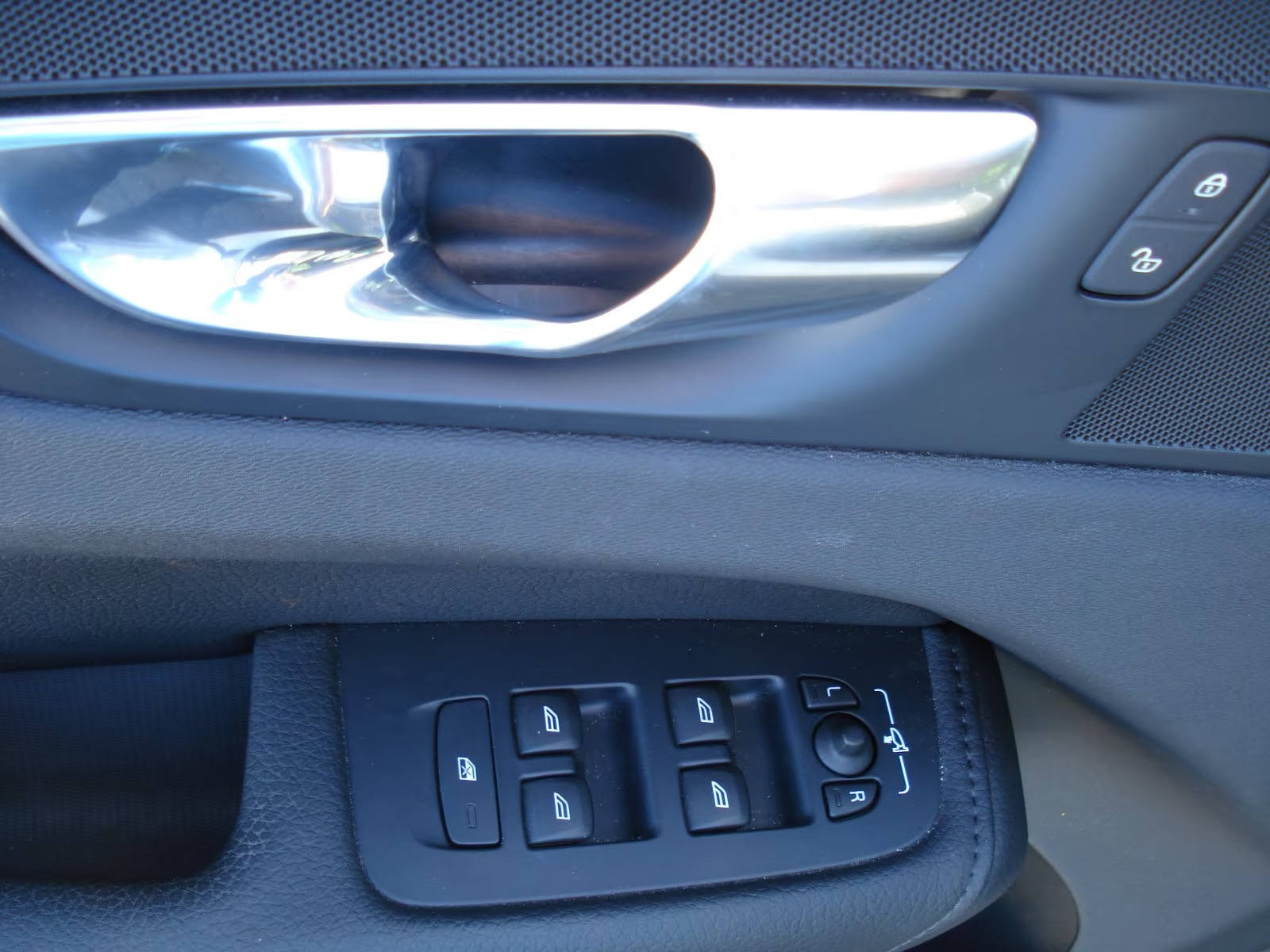 Volvo XC60 Momentum Pro MILD HIBRID DIESEL CUERO - Imagen 15